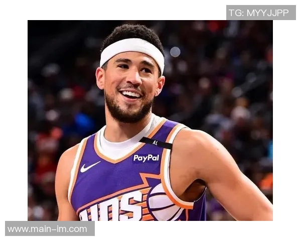 布克半场展现得分能力9投4中贡献14分2板5助表现抢眼 布克半场展现得分能力9投4中贡献14分2板5助表现抢眼